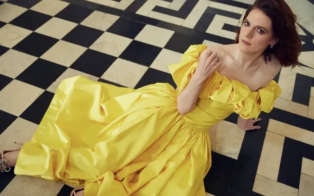 Páipéar balla Aisteoir taibhseach na hAlban Rose Leslie ag caitheamh gúna fada buí4K