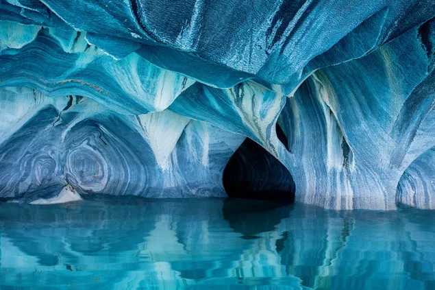 水に映る天然石の洞窟のゴージャスな形の眺め ダウンロード
