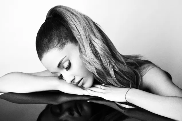 Wunderschöne Sängerin 'Ariana Grande' (Monochrom BG)