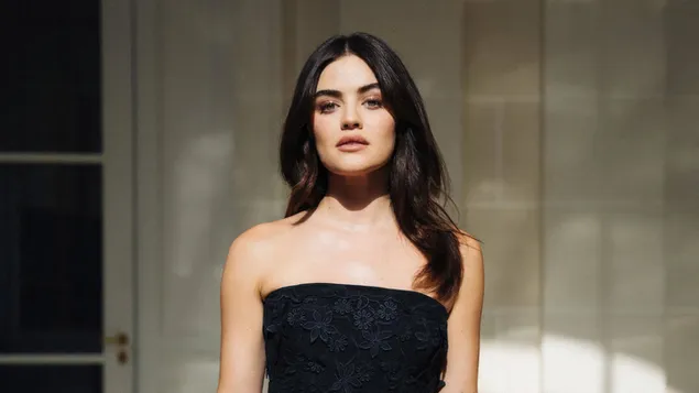 Këngëtarja e mrekullueshme 'Lucy Hale' me fustan të zi 4K sfond