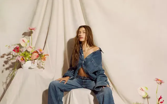 Fantastesch Supermodell Hailey Baldwin Bieber am Denim Outfit mat Blummen a wäiss Gardinen am Hannergrond 4K Tapeten