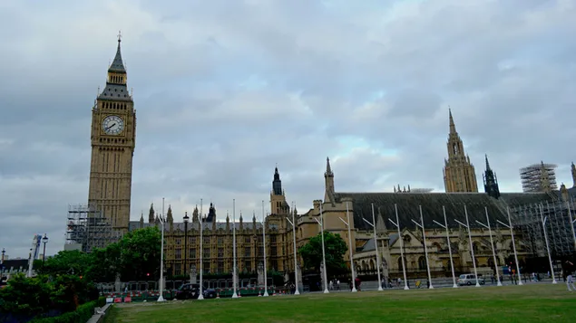 Tour de l'horloge gothique et symbole national à l'extrémité est des Chambres du Parlement. 4K fond d'écran