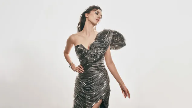 'grace caroline currey' amb un vestit de plata metal*litzada baixada