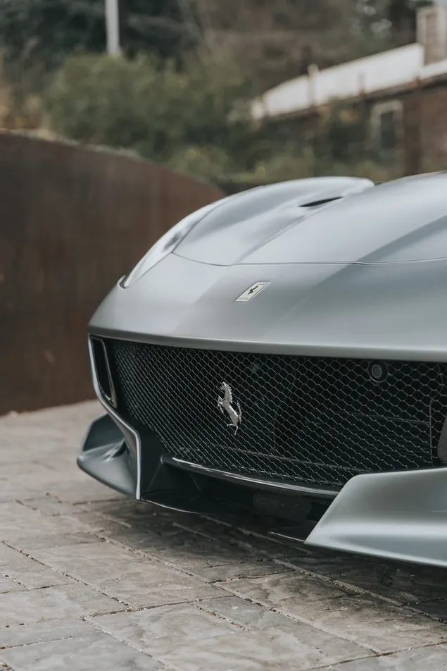 Grijze Ferrari-autogrille 2K achtergrond