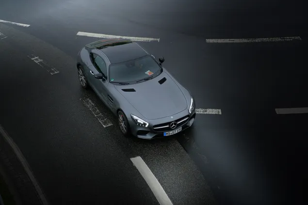 مرسدس بنز کوپه خاکستری در جاده آسفالت کاغذدیواری  8K