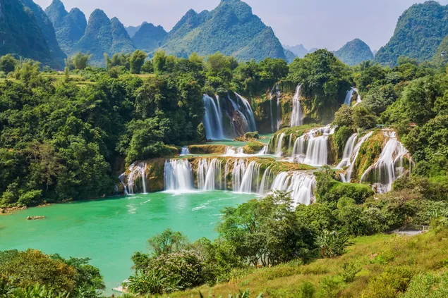 Air Terjun Hebat di Hutan unduhan