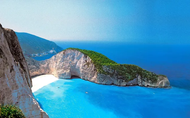 森と島の丘があるギリシャのビーチ ダウンロード