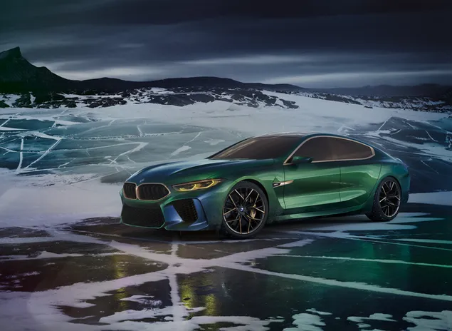 BMW M8 Gran Coupe verde en un lago congelado