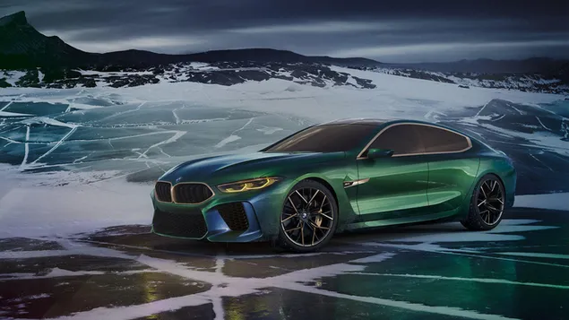 Zeleni BMW M8 parkiran HD pozadina