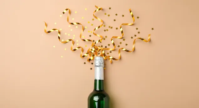 grune flasche mit goldenen luftschlangen und sternenkonfetti vor schlichtem hintergrund - champagner fur eine festliche feier herunterladen