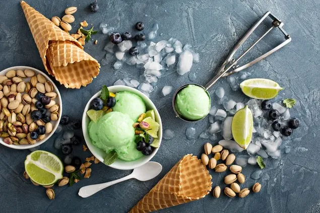 zelena zmrzlina s pistaciami, cucoriedkami a limetkou stiahnut