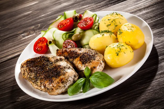 חזה עוף בגריל עם תפוחי אדמה, עגבניות ומלפפון בצד 4K טפט