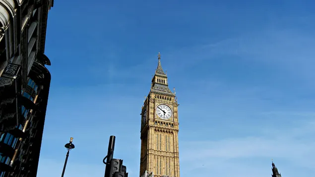 Grote klok van de slagklok aan de noordkant van het Palace of Westminster in Londen, Engeland