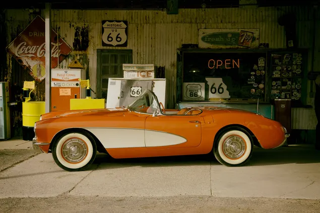 古いガレージのオレンジ1957シボレーコルベット