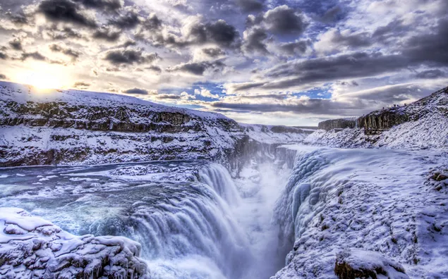 Gullfoss, bekend als de gouden watervallen van IJsland, met zijn iconische schoonheid die uit de hoek van de wereld lijkt te stromen download