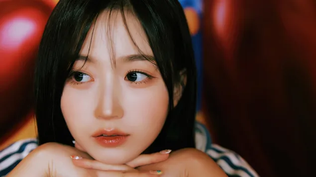 Һаевон из НМИКСКС (Кпоп бенд) - Иоунг, Думб, Ступид МВ Сһоот (Екперго албум) 4K позадина