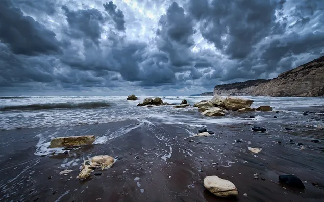 海底の暗い雲と岩の影に海の波