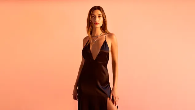 'hailey baldwin' amb vestit negre | rodatge de harpers bazaar baixada