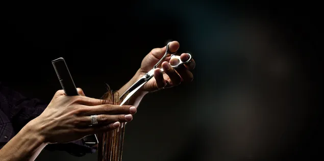 Фризура са маказама и чешљем на замућеној позадини 2K позадина