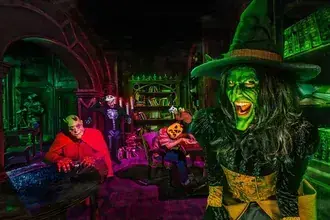 そこの部屋でハロウィーンの魔女とモンスター 4K 壁紙