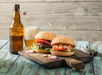 Tapeta Hamburger a krevetový burger se sklenicí piva 4K