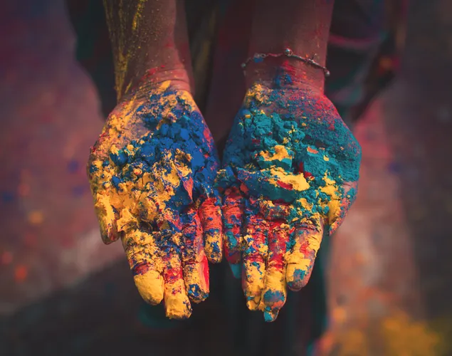 Mans plenes de pols de colors a Holi Festival baixada