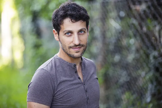 Aantreklike seun 4K muurpapier