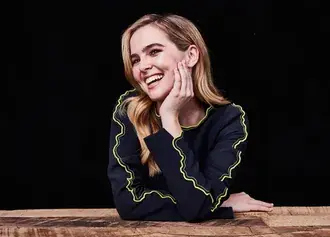 Tapeta Šťastná a hezká brunetka Zoey Deutch 6K