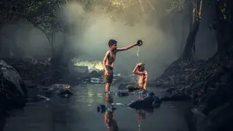 Tapeta Šťastné asijské děti se baví u potoka v mlhavém lese 4K