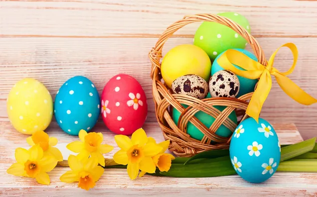 Szczęśliwy dzień wielkanocny z kolorowymi jajkami i żółtymi kwiatami pobierz