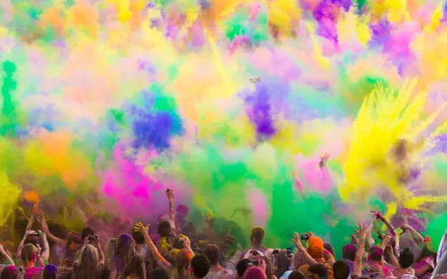 Happy Holi festival farverige tåger og menneskemængde 2K tapet
