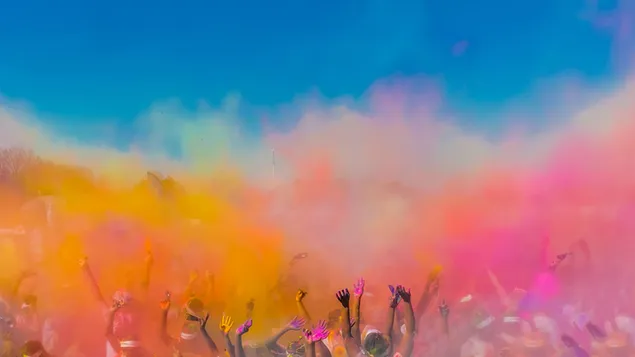 Happy Holi Festival, folk, der løfter hænderne, plasker af farverigt pulver 4K tapet