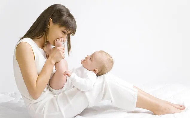 Glückliche Mutter und Baby 2K Hintergrundbild