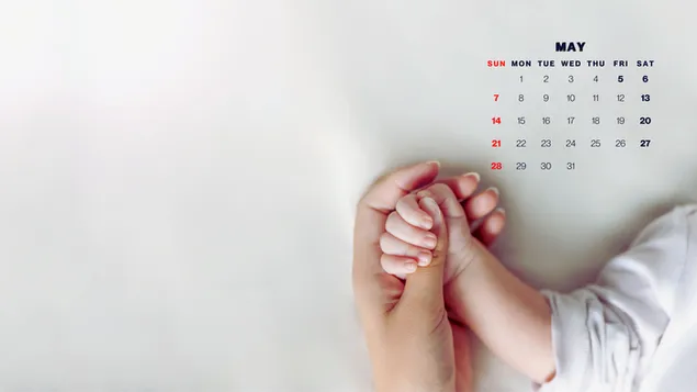 gelukkige moedersdag - moeder wat haar baba se hand vashou, mei 2023 kalender aflaai