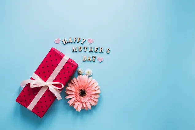 Fröhliche Notiz zum Muttertag und rote Geschenkbox 4K Hintergrundbild