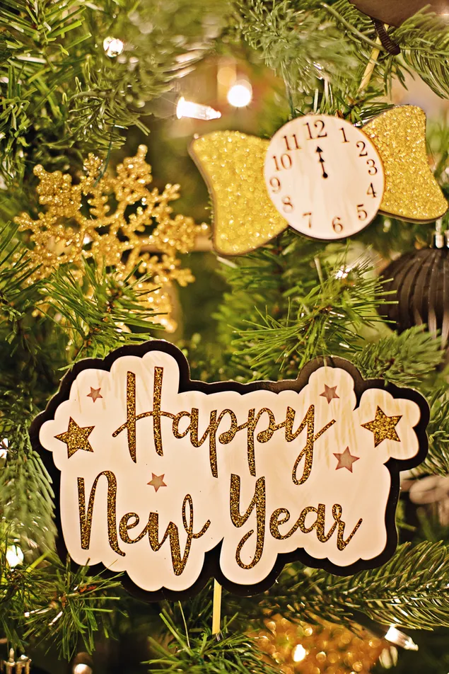 Ucapan Selamat Tahun Baru tergantung di pohon Natal 2K wallpaper