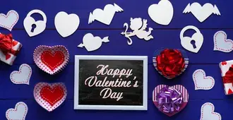 Tapeta Šťastný Valentýn poznámku a srdce na modrém pozadí dřevěná 4K