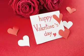 Tapeta Šťastný Valentýn s červenými růžemi a srdcem 4K