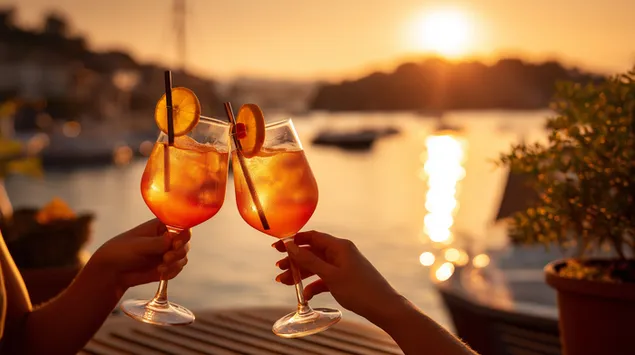 Harbor Sunset Cheers: Aperol Spritz tost s brodićima 2K pozadina