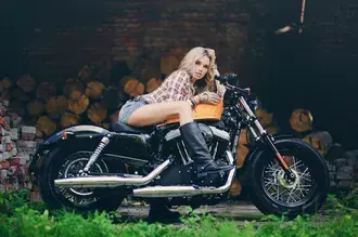 mototsikl harley davidson s blondinkoy skachat'