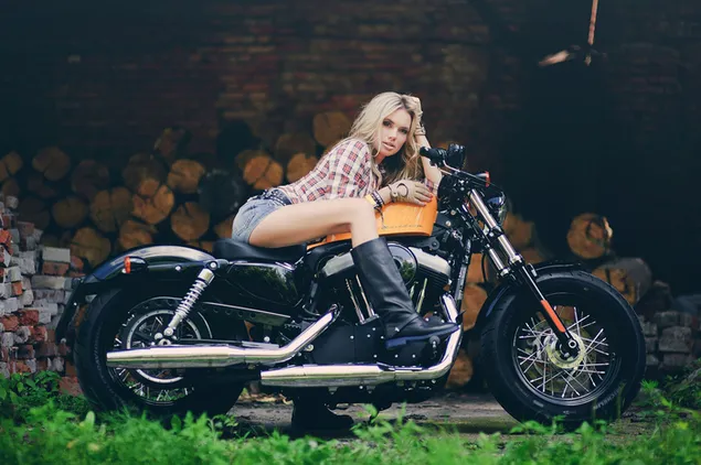 Harley Davidson Fahrrad mit blondem Mädchen