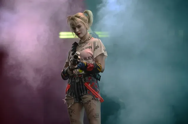 Harley Quinn houdt een pistool vast
