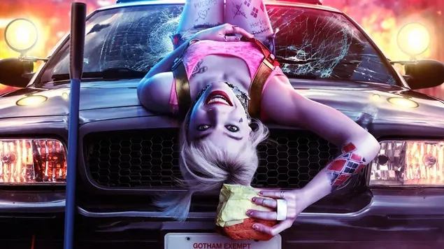Harley Quinn ligt ondersteboven op de bot van de auto