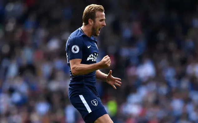 Harry Kane njuter av ett mål på den fullsatta arenan med sin blå tröja 4K bakgrund