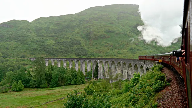 Harry Potter-stoomtrein in Skotland 4K muurpapier