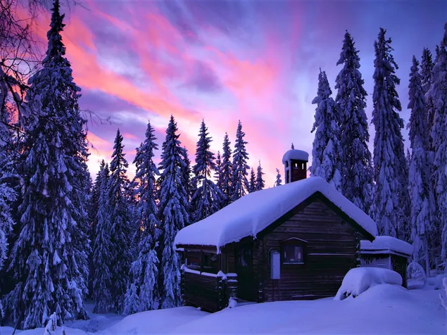 Haus bei Wintersonnenuntergang