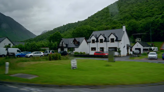 Haus und Autos in der Nähe des Berges