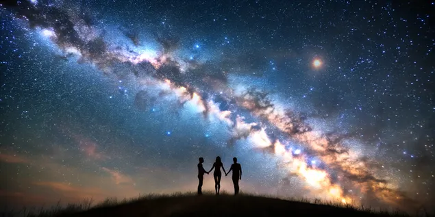 Constel·lació d'estrelles en forma de cor al cel nocturn amb la silueta de la parella 4K fons de pantalla