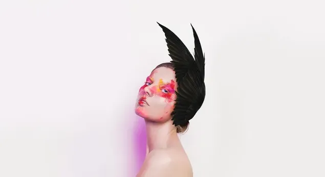 黒い翼の頭飾りを身に着けているモデルの肖像画