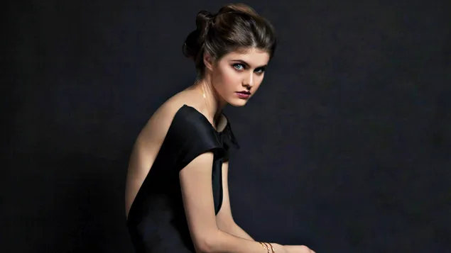 黒の背中の開いたドレスを着ているモデルアレクサンドラダダリオ